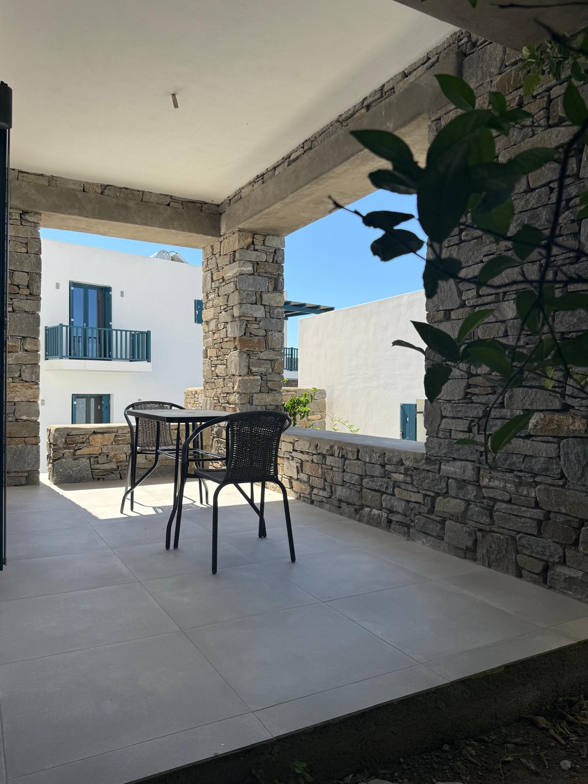 Garden Suite — covered terrace for outdoor dining